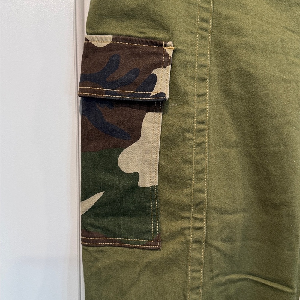Almost Famous olive cargo joggers with a camouflage belt & pocket flaps Sz Large - Picture 8 of 10